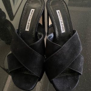 Black suede Manolo Blahnik block heel